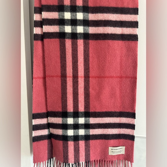 Almost new burberry scarf - Picture 3 of 3